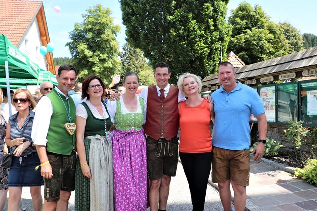 Stiwolls Bgm. Adolf Brettenthaler (Bildmitte) und Vzbgm. Karin Fasching (2.v.l.) begrüßten zahlreiche Prominenz, wie Ernst Gödl, Barbara Eibinger-Miedl, Karin Greiner und Günther Kumpitsch. | Foto: Edith Ertl