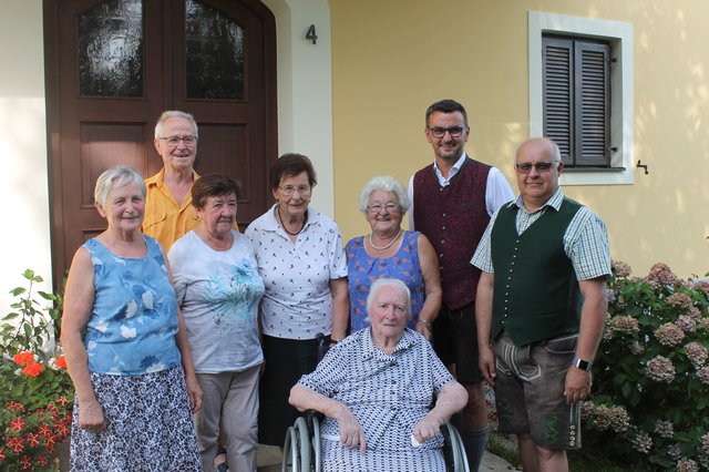 Maria Graßl mit Familie und ihren Gratulanten zum 100. Geburtstag. | Foto: KK