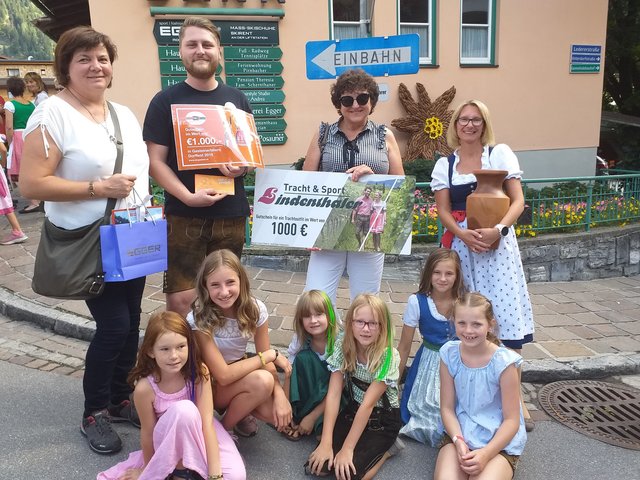 Die Geschäftsführerin des Tourismusverbandes Alexandra Portenkirchner überreichte mit den Glücksengerln die Preise an die Gewinner. | Foto: Foto:TVB