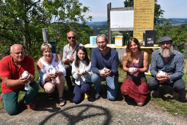 Die Aktivisten bei der Öffung der zugemauerten Bucklwehluck'n mit den Friedenstauben.