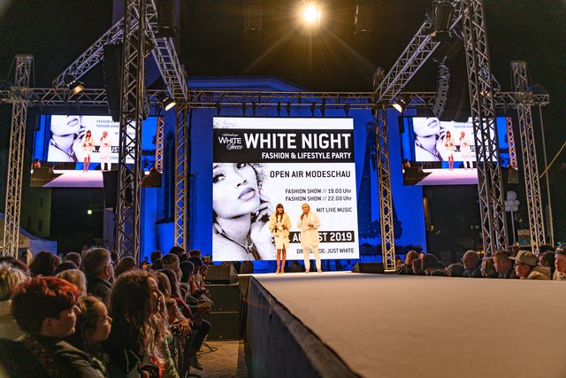 Am Catwalk wurde die neueste Mode präsentiert.