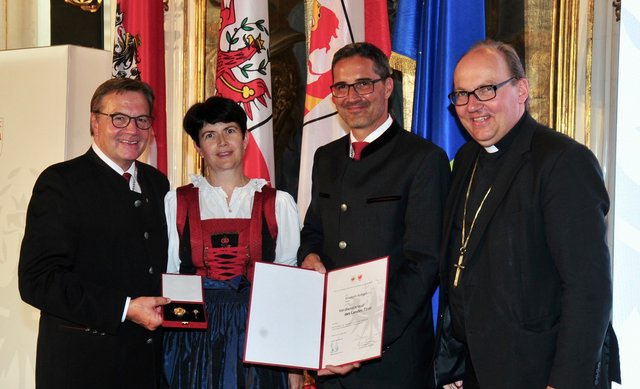 Nicht nur die beiden Landeshauptleute, sondern auch Bischof Hermann Glettler gratulierten Elisabeth Rathgeb aus Ranggen. | Foto: Hassl