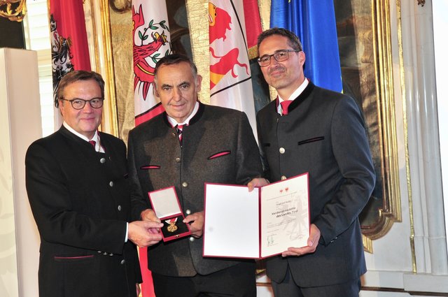 Siegfried Ruetz aus Axams wurde mit der Verdienstmedaille des Landes Tirol ausgezeichnet. | Foto: Hassl