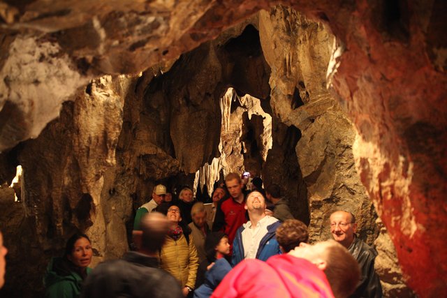 &lt;f&gt;Unter fachkundiger Führung&lt;/f&gt; der Höhlenforscher geht es durch das Labyrinth der Hermannshöhle, die übrigens auch ein Naturdenkmal ist. | Foto: Santrucek