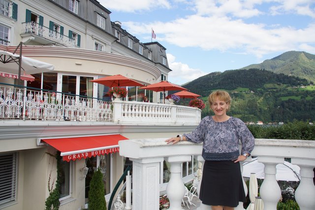 Direktorin Betttina Mayerhofer an ihrem neuen Arbeitsplatz, dem Grand Hotel Zell am See.