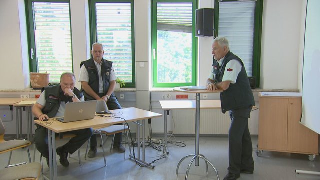 Franz Kurz und Kollegen bei Vorbesprechung der Baustellengroßkontrolle.
