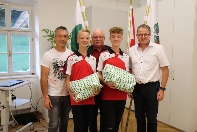 Für Kevin und Marco Masser (v.l.) gab es neue Kampfhandschuhe für die EM von Bgm. Josef Waltl (r.). | Foto: KK