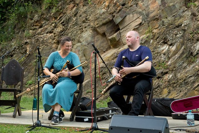 Dudelsackspielerin Antonia und hochkarätige Musiker aus ganz Europa zeigen wie es geht