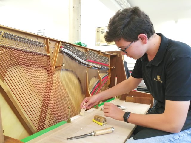 Filip Mareček aus Brünn arbeitet gerne mit seinen Händen und liebt die Musik. In seiner Lehre kann er beides miteinander verbinden. | Foto: Christina Gärtner