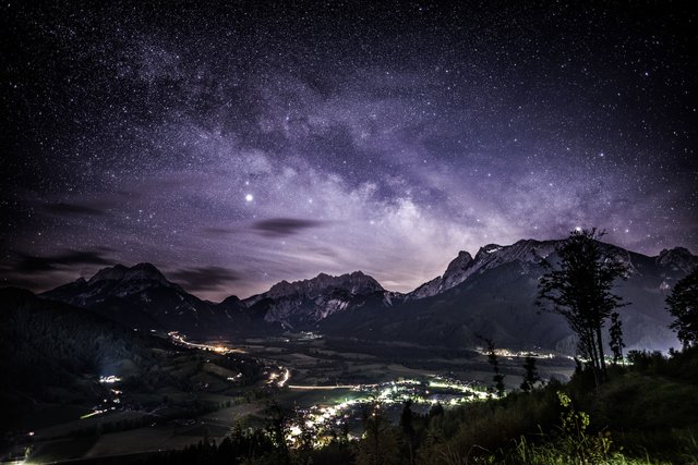 Der Blick auf Hall zeigt es schön. Die Gesäuseregion ist in der Nacht ein besonderes, vor allem dunkles, Gebiet. Dadurch wird beim Schlafen Melatonin erzeugt.