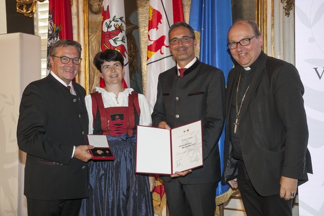 Elisabeth Rathgeb wurde für ihre Verdienste als Seelsorgeleiterin der Diözese Innsbruck von LH Günther Platter, LH Arno Kompatscher mit einem Verdienstkreuz des Landes Tirol ausgezeichnet. Bischof Hermann Glettler gratulierte.
 | Foto: © Land Tirol/Die Fotografen