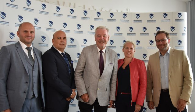 v.l.n.r.: Mag. (FH), Mag.iur. Peter Erlacher (COO FH Wiener Neustadt), Mag. Armin Mahr, MSc (neuer CEO FH Wiener Neustadt), Mag. Klaus Schneeberger (Aufsichtsratsvorsitzender FH Wiener Neustadt und Bürgermeister von Wiener Neustadt), Mag. Martina Höllbacher (Aufsichtsratsmitglied der FH Wiener Neustadt und Leiterin Abteilung Wissenschaft & Forschung Land NÖ), Mag. Helmut Pfeffer (CFO FH Wiener Neustadt).