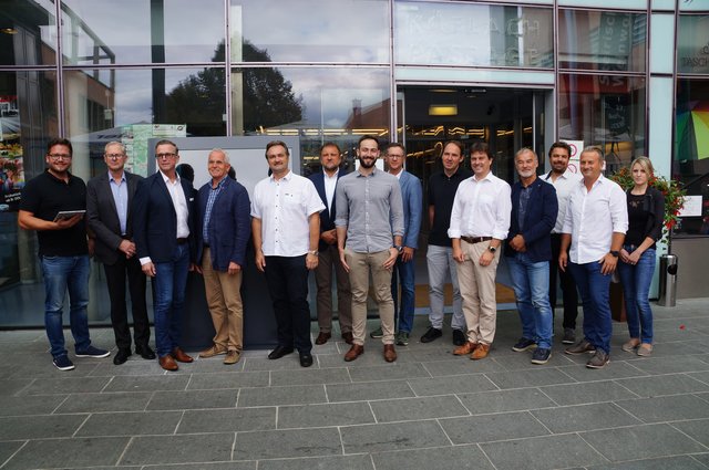 Zum Startschuss für den Umbau zur Passage versammelten sich viele Professionisten.
