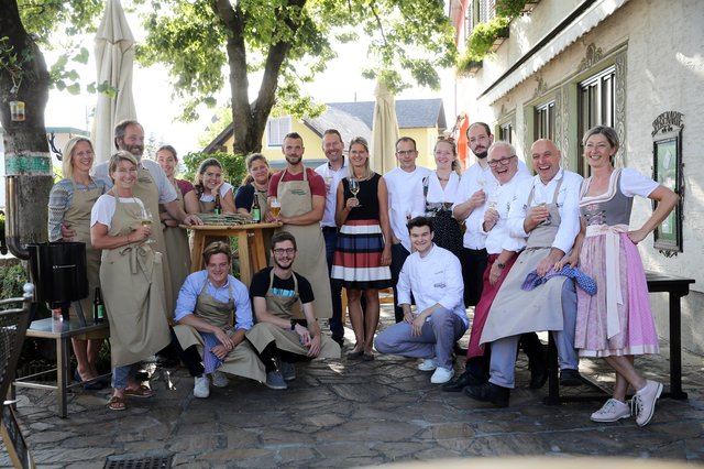 Küchenteam der Mostviertler Feldversuche: Birgit Kalteis, Martin, Joy und Jessica Hollaus, Maria Wohlmuth, Andreas Veitinger, Leopold und Verena Figl (Winzer aus dem Traisental), Max Hofschweiger, Silvia Aigner und Stefan Hueber (Gasthof Hueber), Erich Mayrhofer (Landgasthof Bärenwirt), Hubert und Sonja Kalteis (Gasthaus-Restaurant Kalteis), (vorne) Jakob Kalteis, Rene Wittman, Matteo Krippl