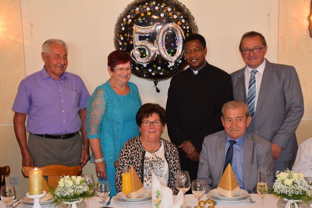Auf dem Bild von links nach rechts: 1. Reihe: Maria und Karl Breithut; 2. Reihe: Sebastian Rabel, Margarete Thiem, Dechant Jacob Nwabor und BM Johann Bauer