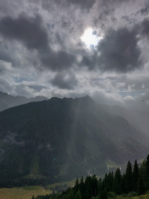 die finsteren Wolken ballen sich im Gebirge zusammen ...