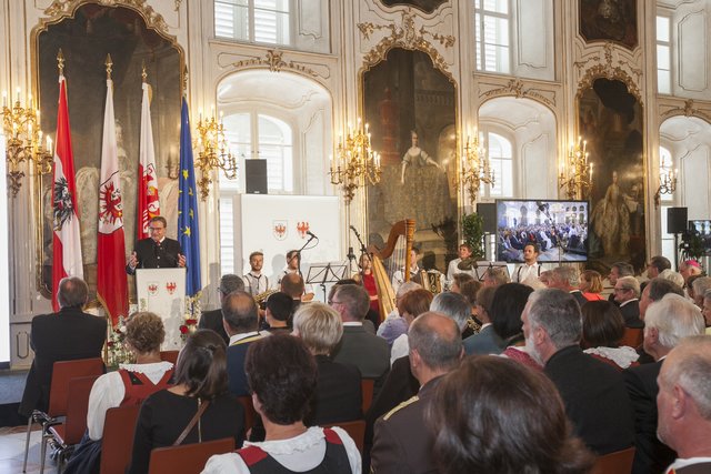 Die Verleihungen, wie hier jene der Verdienstmedaillen, fanden im Riesensaal der Hofburg in Innsbruck statt.
 | Foto: © Land Tirol/Die Fotografen