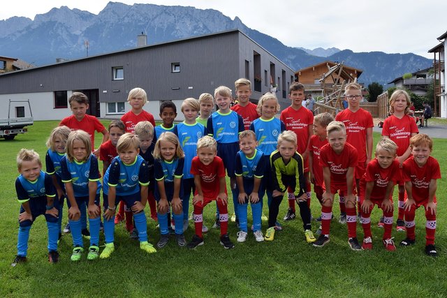 SV Niederndorf (weiß) vs. SVG Erl (blau) - Einlaufbuben aus Erl (blau) und Niederndorf (rot). | Foto: Friedl Schwaighofer