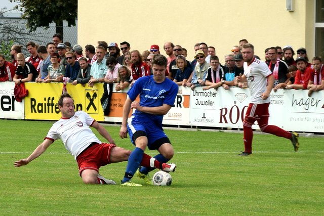 SV Niederndorf (weiß) vs. SVG Erl (blau) - starke Zuschauerkulisse in Niederndorf.
