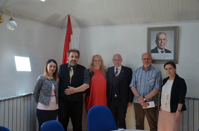 Von links: Alina Resetnicov (Projektleiterin in Moldawien), Johann Zuljevic-Salamon mit Ehefrau Judy, der österreichische Sozialattachee Gero Stuller und zwei Botschaftsmitarbeiter.