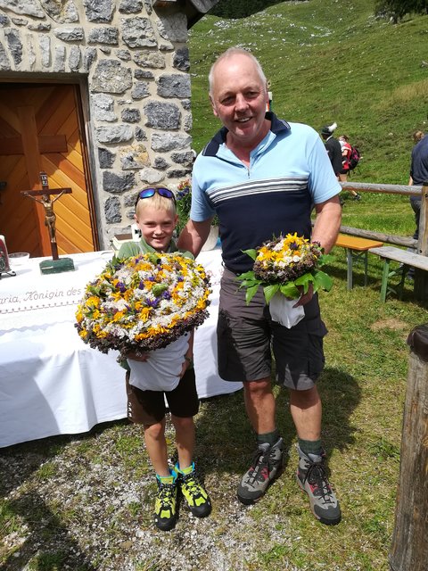 Bergmesse und Kräuterweihe:Unterfischbachbauer Helmut Schwaiger mit Enkerl bei der Kohlalm Kapelle