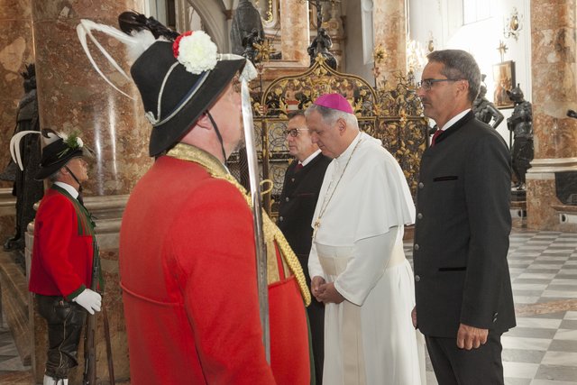 LH Günther Platter, LH Arno Kompatscher und Prälat Raimund Schreier legten einen Kranz am Andreas-Hofer-Grabmal in der Hofkirche nieder.
 | Foto: © Land Tirol/Die Fotografen
