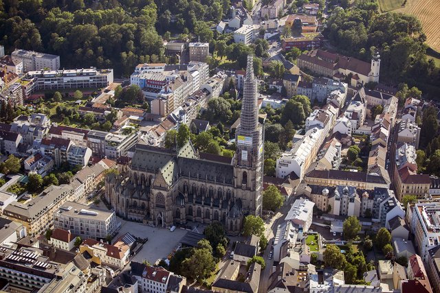 Bei den Renovierungsarbeiten des Turmhelms des Linzer Mariendoms, setzt man auf die Unterstützung der Öffentlichkeit.