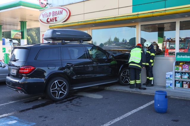 Der Wagen krachte frontal in die Glassfassade der Tankstelle.   | Foto: laumat.at