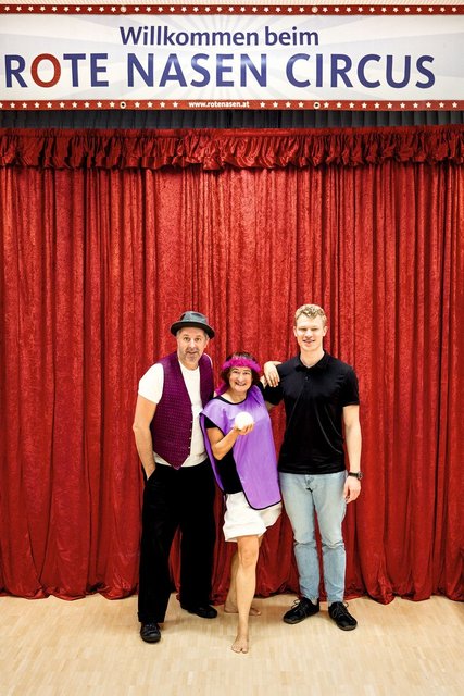 Die Clowns Ernesto und Mimi mit Mathias Röntgen von der Kinder- und Jugendpsychiatrie Hall in Tirol.