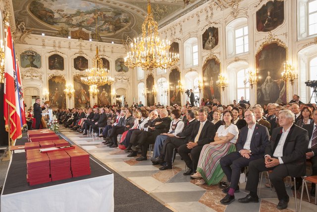 LH Günther Platter bedankte sich bei den Geehrten und Ausgezeichneten für ihr Engagement im Dienste des guten Miteinanders in unserer Gesellschaft.  | Foto: Die Fotografen