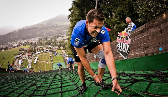 Auf dem steilsten Stück wird die Sicherung zur Laufhilfe, auch 2019 stellen sich wieder zahlreiche Starter der Herausforderung auf der Paul-Außerleitner-Schanze. | Foto: Mirja Geh Red Bull Content Pool