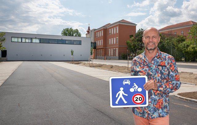 Geschäftsführender Gemeinderat Ing. Christian Kudym, MSc am neuen Volksschulparkplatz Vösendorf