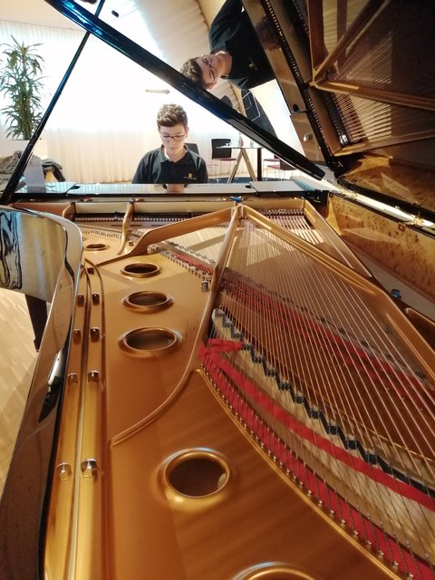 Zu Hause spielt Filip Mareček einen Shigeru Kawai,  hier sitzt er an einem Fazioli-Flügel. Er begreift die Lehre im Klavierhaus Schimpelsberger als große Chance und sieht darin die Möglichkeit für eine spätere Selbstständigkeit in seiner Heimat Tschechien. | Foto: Christina Gärtner