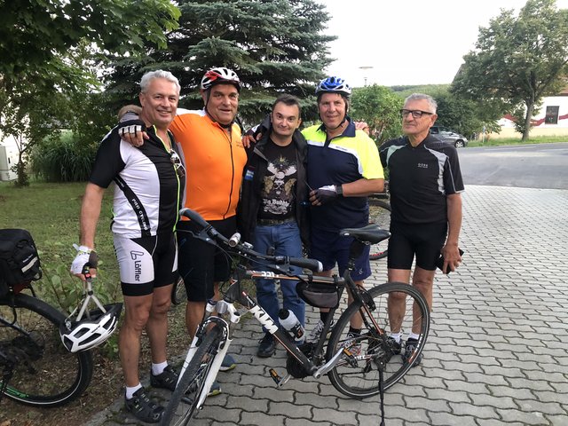Vier Radwallfahrer mit Redakteur: Josef Dorner, Ernst Wachholder, Michael Strini, Gerald Guttmann und Johann Pfeffer