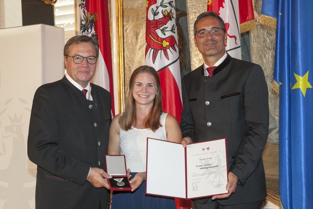 Nathalie Berger aus Jenbach rettete einem Kleinkind das Leben. Sie zählt zu jenen Menschen, die durch ihr beherztes Eingreifen und selbstloses Handeln Leben gerettet haben und dafür von LH Günther Platter und LH Arno Kompatscher mit einer Lebensrettungsmedaille ausgezeichnet wurden.
 | Foto: © Land Tirol/Die Fotografen