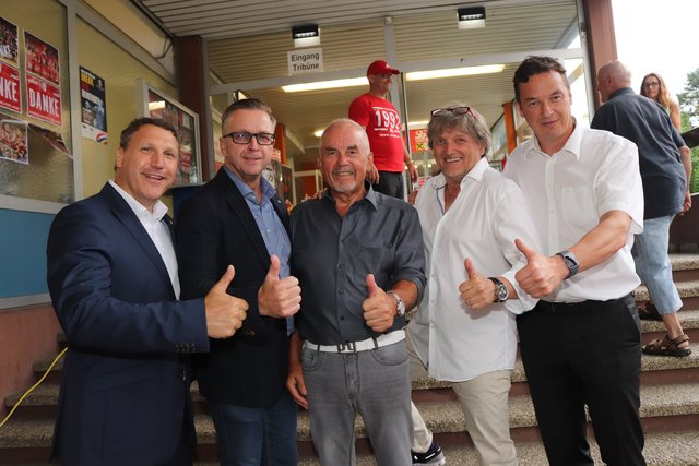 So trifft man sich wieder. Hier sind Helmut Linhart und Jochen Bocksruker noch beim Handball, am Freitag geht´s zum Elferschießen nach Köflach.
