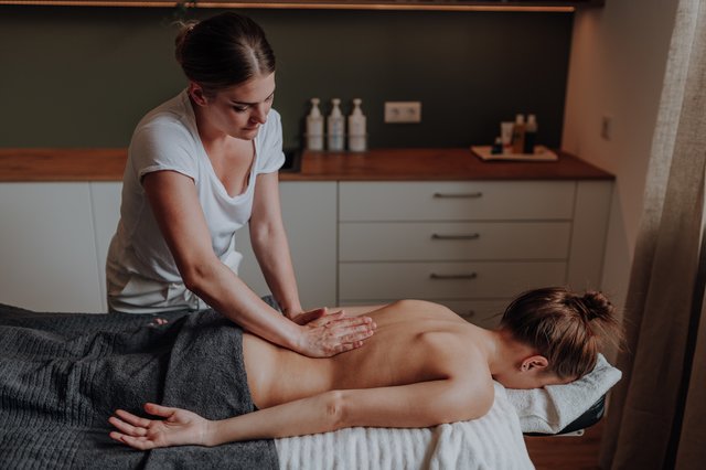 Magdalena Mitschdörfer ist Masseurin.
