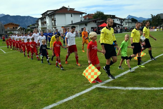 SV Niederndorf (weiß) vs. SVG Erl (blau) - das Spiel beginnt. | Foto: Friedl Schwaighofer
