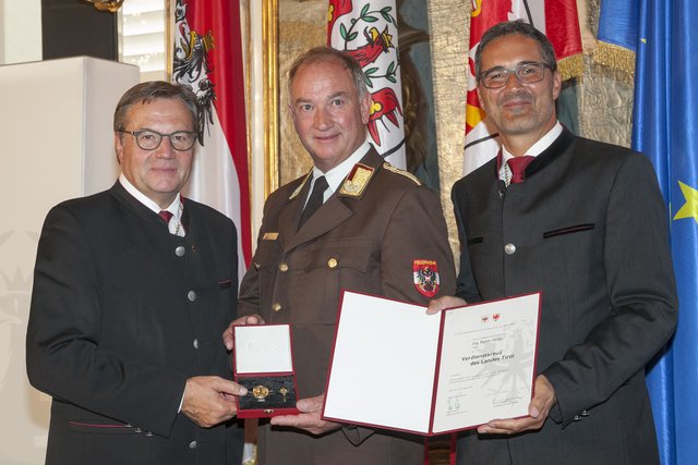 Peter Hölzl wurde heute für seine Verdienste als Landesfeuerwehrkommandant Tirols von LH Günther Platter und LH Arno Kompatscher mit einem Verdienstkreuz des Landes Tirol geehrt. 
 | Foto: © Land Tirol/Die Fotografen