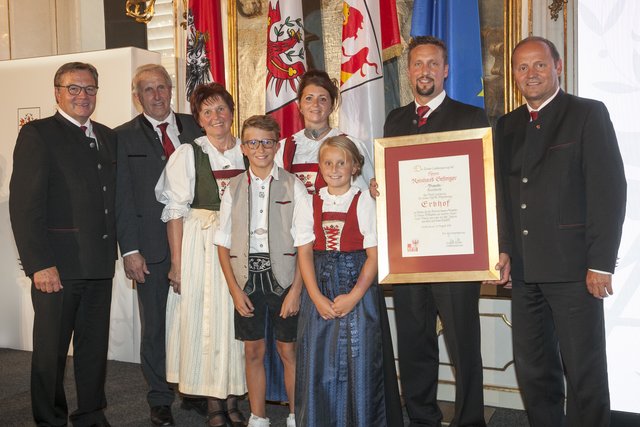 13 Höfe dürften ab sofort als „Erbhof“ bezeichnet werden. Jener der Familie Gasteiger aus Kirchbichl ist einer davon. LH Günther Platter und der für Landwirtschaft zuständige LHStv Josef Geisler gratulierten zu dieser Auszeichnung.
 | Foto: © Land Tirol/Die Fotografen