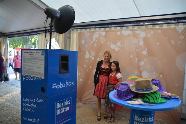 Lustige Fotos mit der Bezirksblätter-Fotobox konnte man im Weinzelt machen lassen.