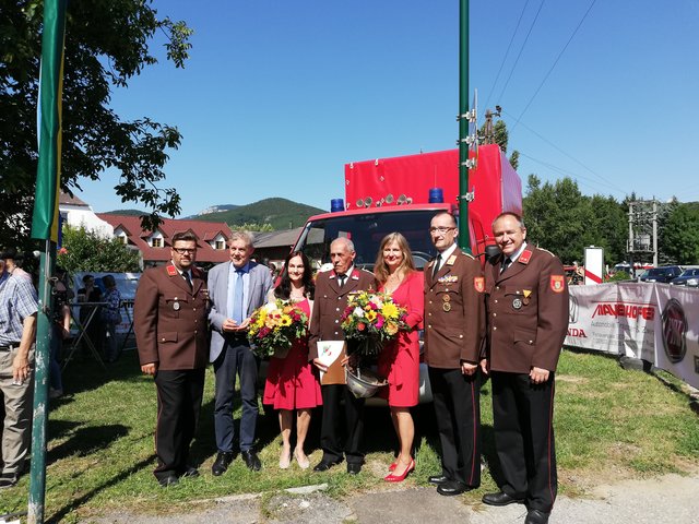 Uwe Sodl, Hermann Hauer, Patin Isabella Ris, Josef Buswald, Patin Renate Götz´, Walter Leinweber, Hannes Bauer. | Foto: FF Dörfles