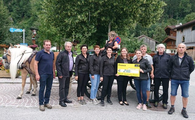 Der Ausschuss vom Kulturverein übergab den Spendenscheck an Silvia Prosser (5.v.r) und Theresia Rauch (Kutsche).
