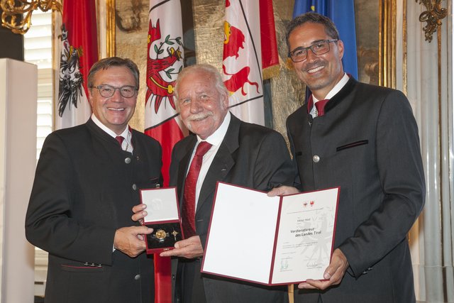 Für seine Verdienste um das Kulturwesen in Tirol erhielt Viktor Haid heute von LH Günther Platter und LH Arno Kompatscher ein Verdienstkreuz des Landes Tirol überreicht.
 | Foto: © Land Tirol/Die Fotografen