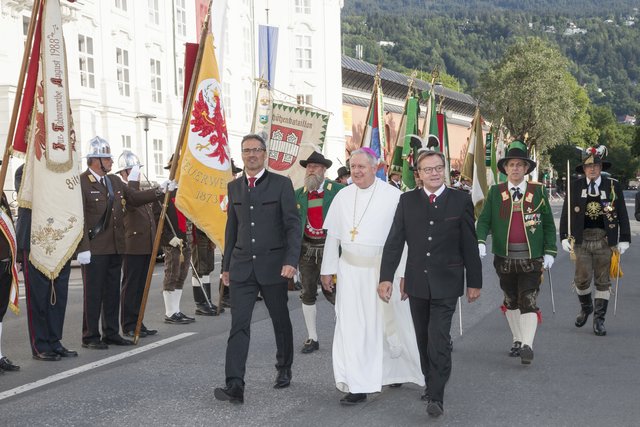 LH Günther Platter, LH Arno Kompatscher und Prälat Raimund Schreier beim Abschreiten der Front vor der Hofburg. Die Schützenkompanie Terfens, die Bundesmusikkapelle Terfens sowie Fahnenabordnungen der Traditionsverbände gestalteten den Landesüblichen Empfang vor der Hofburg und vor der Jesuitenkirche.
 | Foto: © Land Tirol/Die Fotografen