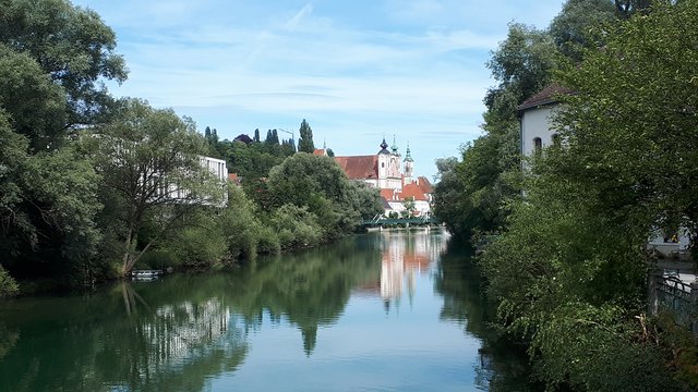 linksseitig vom Bild: ein Blick auf die neue FH