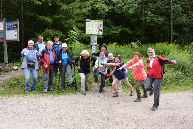 (v.l.) Heinz Weinberger, Edi Ness, Johann Schaurhofer, Gernot Schweighofer, Helga Heilbrunner, Theresia Dacho. Maria Schaurhofer, Christl Klaner, Maria Gaßner, Angela Ness, Otti Dolzer und Katharina Mareska. | Foto: PV Ernsthofen