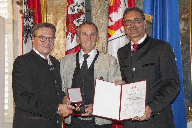 Alfred Wierer hat sich in herausragender Weise um das Schützenwesen und die Bergrettung Kaltenbach verdient gemacht. Er zählt zu jenen Persönlichkeiten, die heute von LH Günther Platter und LH Arno Kompatscher für ihr Engagement mit einer Verdienstmedaille ausgezeichnet wurden. 
 | Foto: © Land Tirol/Die Fotografen