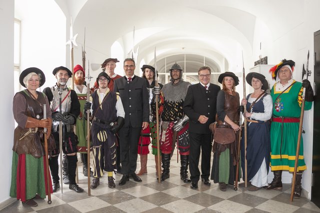 Die Landeshauptleute Günther Platter und Arno Kompatscher mit „Rittern, Landsknechten und Trossweibern“, die passend zum Maximilianjahr den Festakt in der Hofburg umrahmten.
 | Foto: © Land Tirol/Die Fotografen