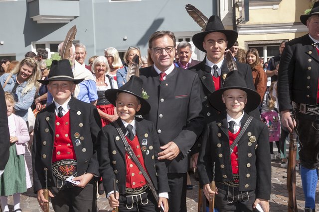 LH Günther Platter mit Nachwuchschützen der Schützenkompanie Terfens.
 | Foto: © Land Tirol/Die Fotografen